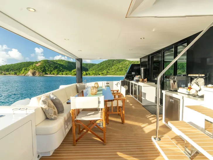 FOREVER YOUNG Two Oceans 555 - Aft Deck FOREVER YOUNG Two Oceans 555 - Aft Deck