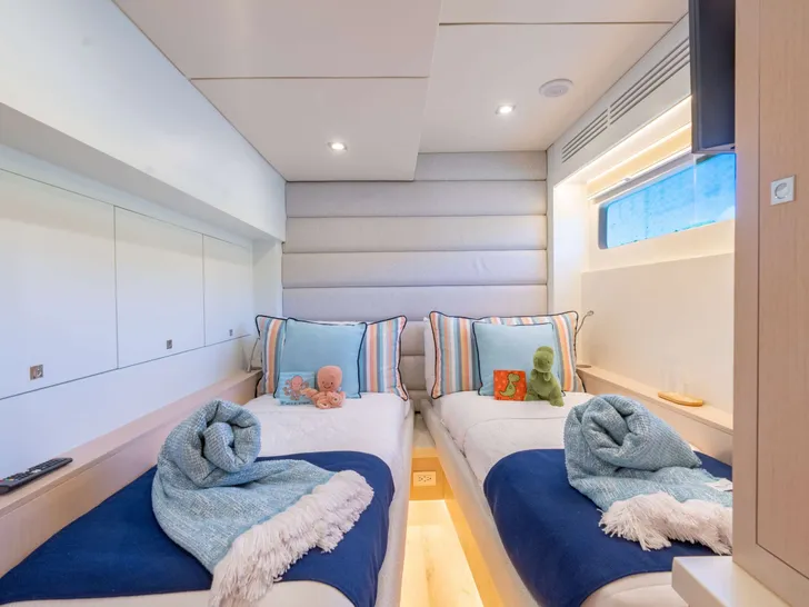 FOREVER YOUNG Two Oceans 555 - Convertible Twin/Queen Cabin FOREVER YOUNG Two Oceans 555 - Convertible Twin/Queen Cabin