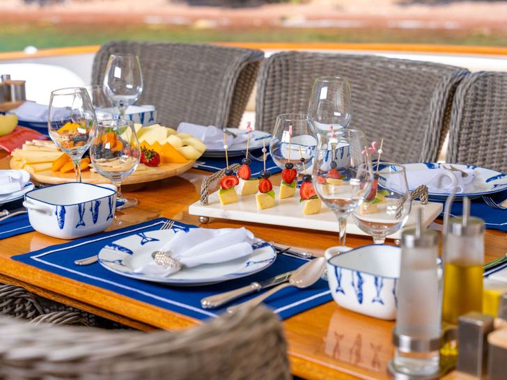 BLUES Ses Marine Tuzla 30m - alfresco dining set up BLUES Ses Marine Tuzla 30m - alfresco dining set up