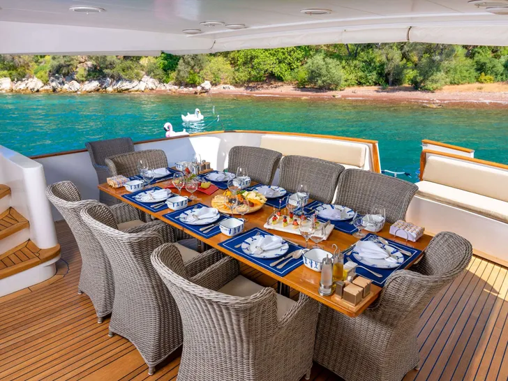 BLUES Ses Marine Tuzla 30m - alfresco dining set up BLUES Ses Marine Tuzla 30m - alfresco dining set up