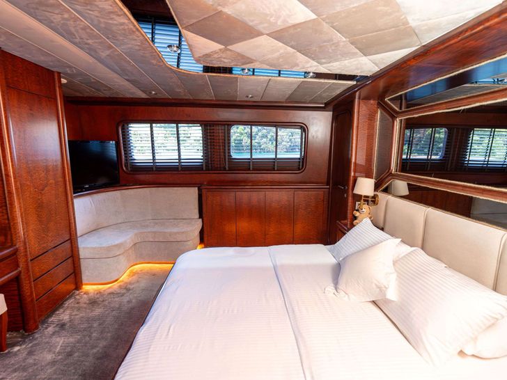 BLUES Ses Marine Tuzla 30m - master cabin with seating area BLUES Ses Marine Tuzla 30m - master cabin with seating area