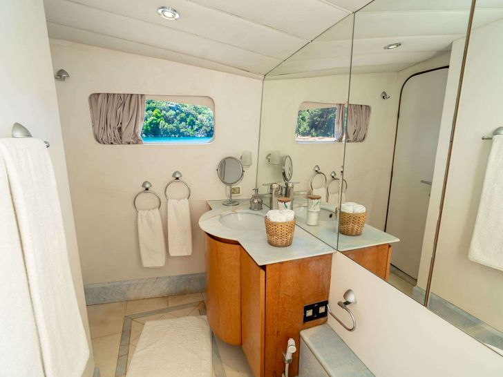 BLUES Ses Marine Tuzla 30m - master cabin bathroom BLUES Ses Marine Tuzla 30m - master cabin bathroom