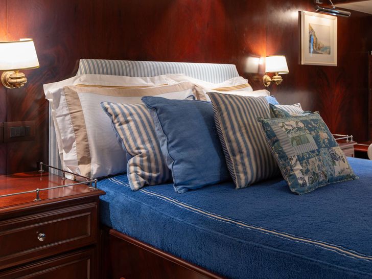 LIBERTY OF LONDON Custom Aluminum Cutter 24m - master cabin bed LIBERTY OF LONDON Custom Aluminum Cutter 24m - master cabin bed