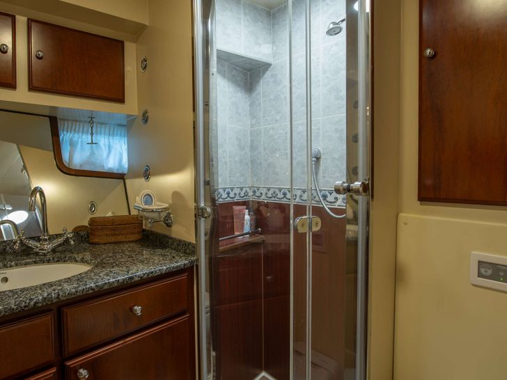 LIBERTY OF LONDON Custom Aluminum Cutter 24m - cabin bathroom LIBERTY OF LONDON Custom Aluminum Cutter 24m - cabin bathroom