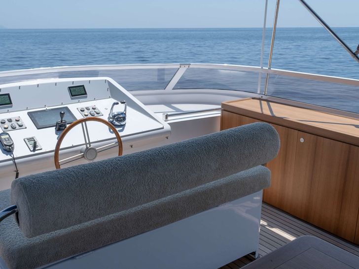 LIBERTY OF LONDON Custom Aluminum Cutter 24m - helm LIBERTY OF LONDON Custom Aluminum Cutter 24m - helm