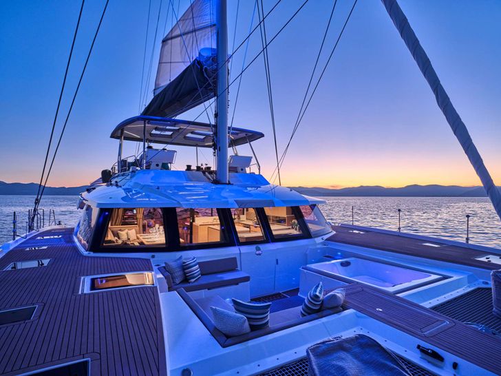 Fore Deck - Jacuzzi Fore Deck - Jacuzzi