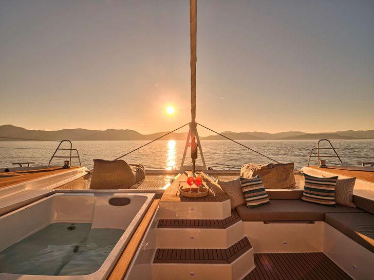 Fore Deck - Jacuzzi Fore Deck - Jacuzzi