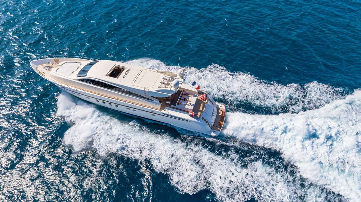 ECLAT Leopard 31 - cruising aerial shot