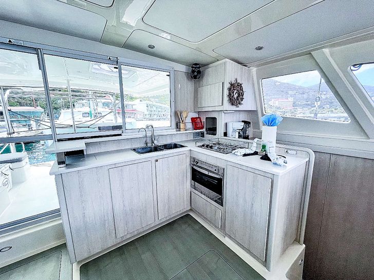 BLACKFISK Leopard 444 - Galley BLACKFISK Leopard 444 - Galley