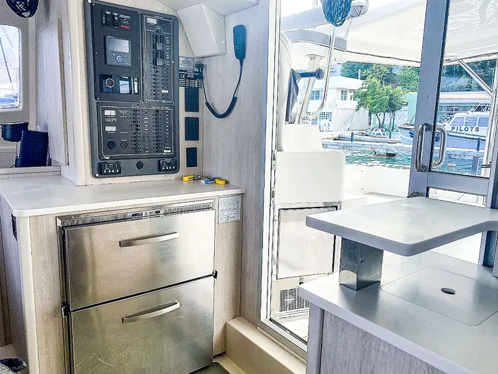 BLACKFISK Leopard 444 - Galley and Control BLACKFISK Leopard 444 - Galley and Control