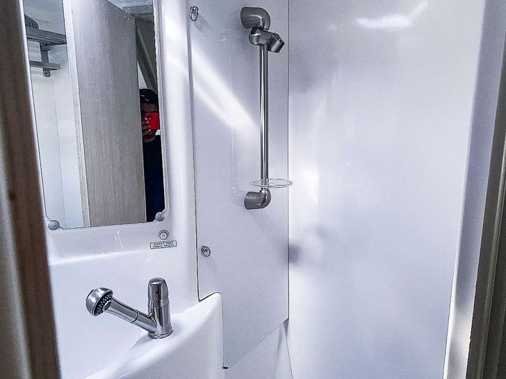 BLACKFISK Leopard 444 - Cabin Bathroom BLACKFISK Leopard 444 - Cabin Bathroom