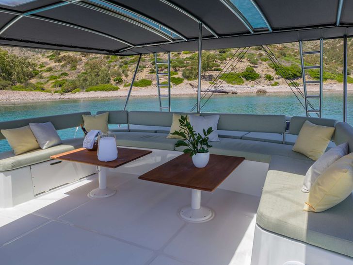 LIBRA Bali 5.4 - flybridge seating LIBRA Bali 5.4 - flybridge seating