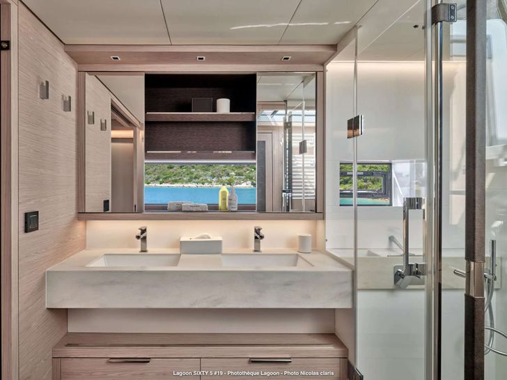 REVERIE Lagoon Sixty5 - master cabin bathroom REVERIE Lagoon Sixty5 - master cabin bathroom