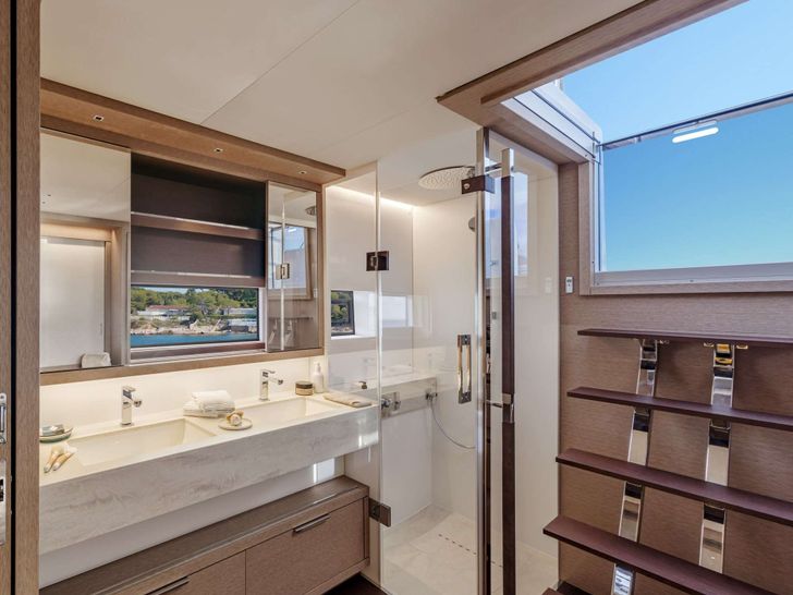 REVERIE Lagoon Sixty5 - VIP cabin 1 bathroom REVERIE Lagoon Sixty5 - VIP cabin 1 bathroom