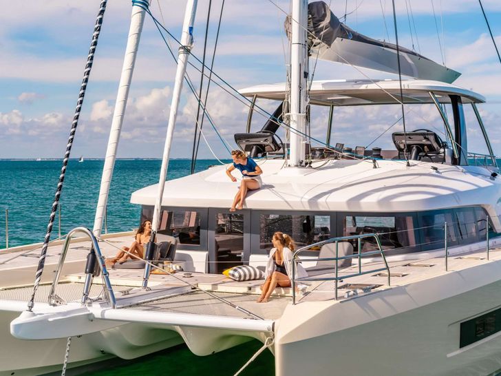 REVERIE Lagoon Sixty5 - foredeck REVERIE Lagoon Sixty5 - foredeck