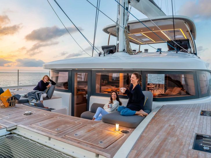 REVERIE Lagoon Sixty5 - guests on the foredeck REVERIE Lagoon Sixty5 - guests on the foredeck