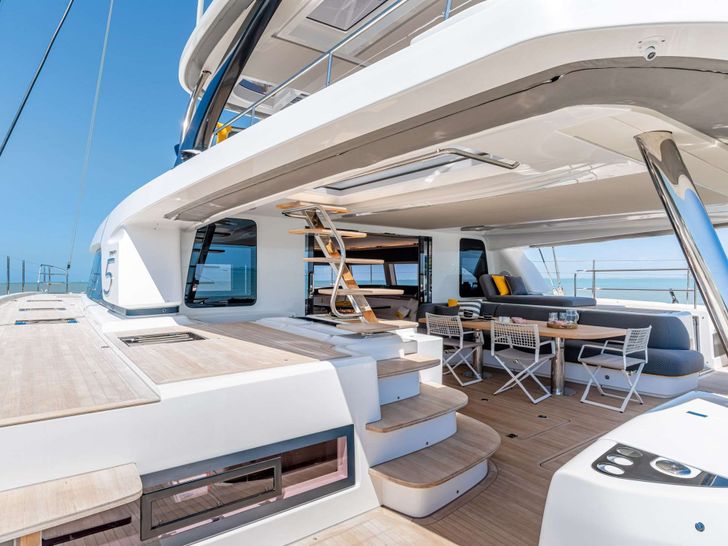 REVERIE Lagoon Sixty5 - aft deck seating and dining REVERIE Lagoon Sixty5 - aft deck seating and dining