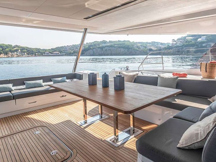 SAMANA 59 Fountaine Pajot - aft deck seating and dining area SAMANA 59 Fountaine Pajot - aft deck seating and dining area