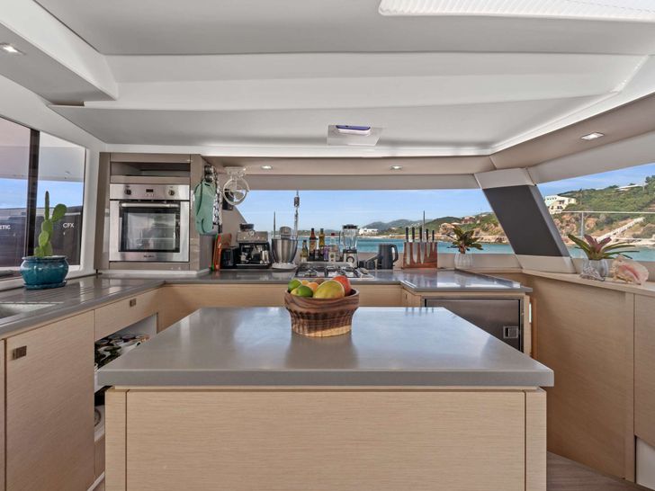 IARA Fountaine Pajot Saba 50 - galley IARA Fountaine Pajot Saba 50 - galley
