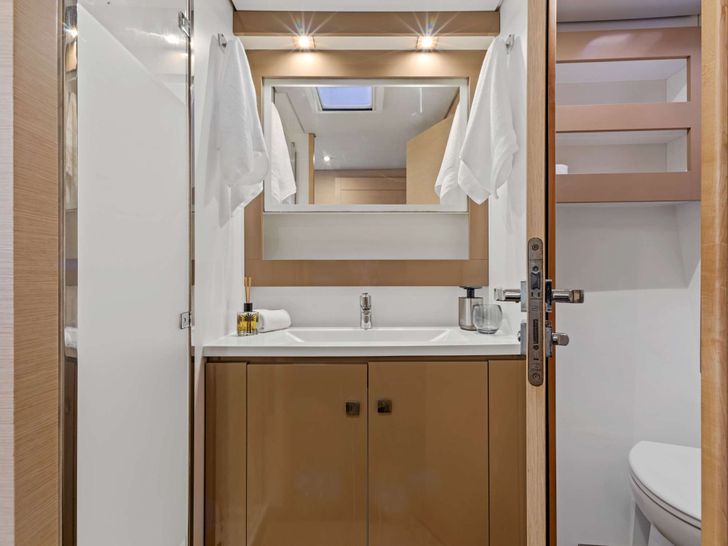 IARA Fountaine Pajot Saba 50 - cabin 1 bathroom IARA Fountaine Pajot Saba 50 - cabin 1 bathroom