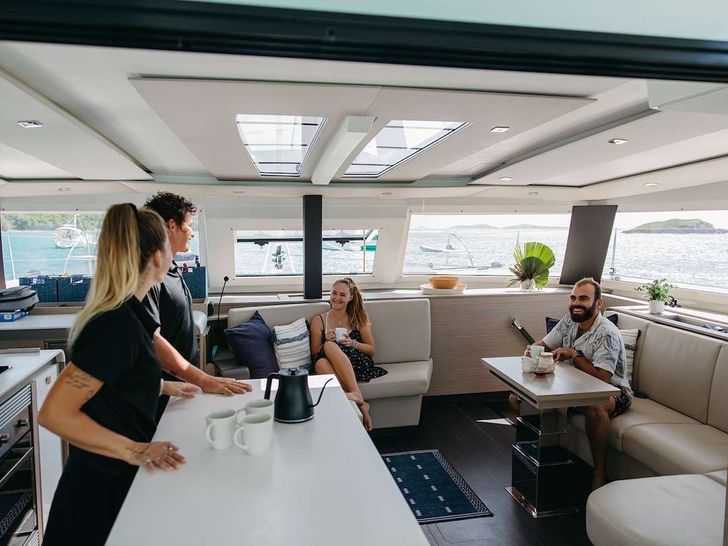 AMAJEN Fountaine Pajot Aura 51 - Salon AMAJEN Fountaine Pajot Aura 51 - Salon