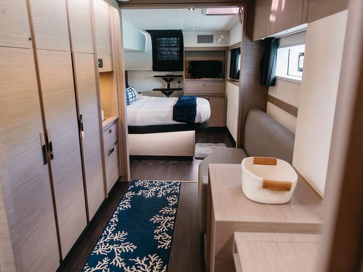 AMAJEN Fountaine Pajot Aura 51 - Master Bedroom and Dressing room AMAJEN Fountaine Pajot Aura 51 - Master Bedroom and Dressing room