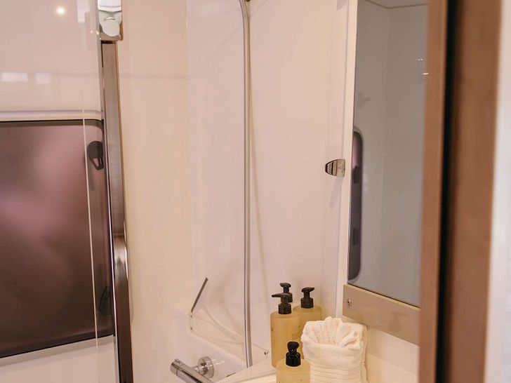 AMAJEN Fountaine Pajot Aura 51 - Guest Bathroom AMAJEN Fountaine Pajot Aura 51 - Guest Bathroom