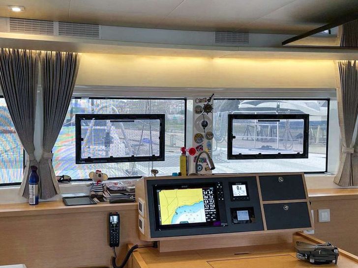 ELATION Lagoon 52 - navigation system ELATION Lagoon 52 - navigation system
