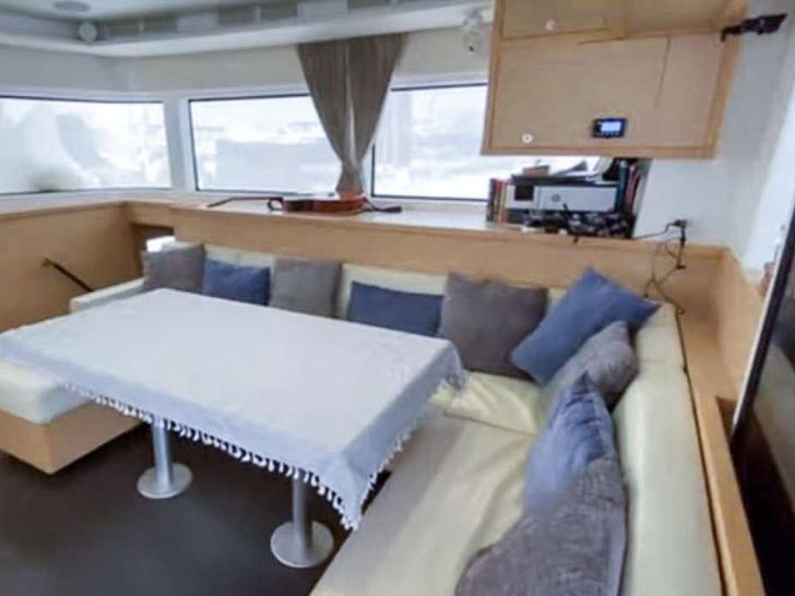 ELATION Lagoon 52 - saloon ELATION Lagoon 52 - saloon