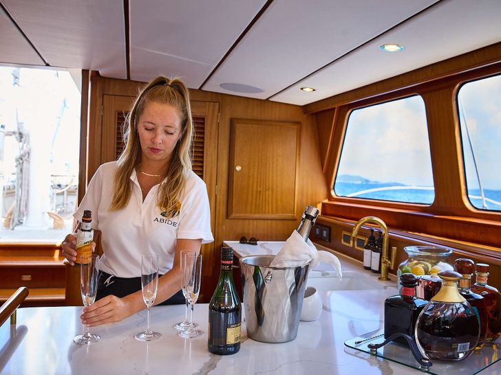 ABIDE Jongert 138 - hostess preparing wine ABIDE Jongert 138 - hostess preparing wine