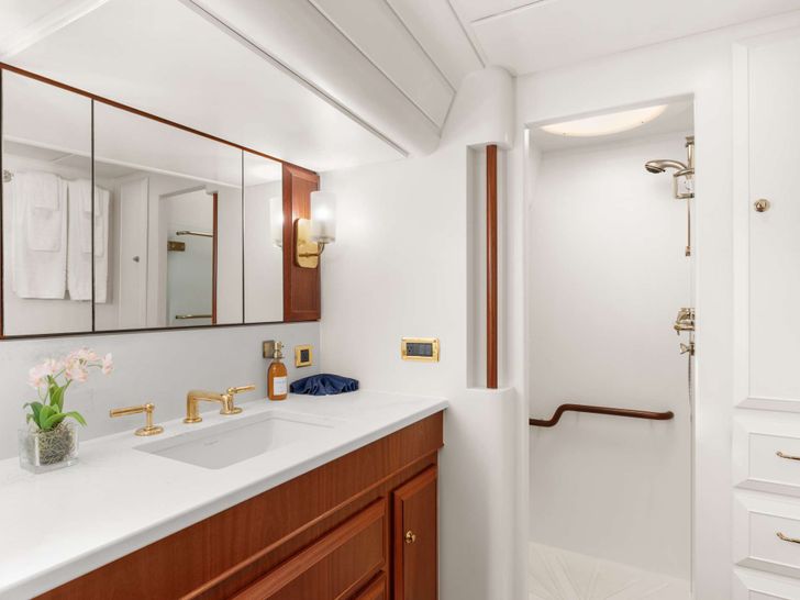 ABIDE Jongert 138 - master cabin bathroom ABIDE Jongert 138 - master cabin bathroom