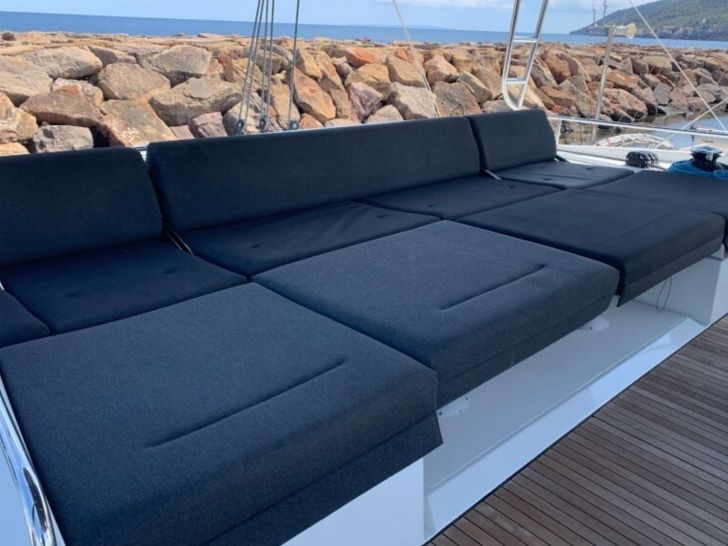 GOA 10 Lagoon 52 - flybridge seating GOA 10 Lagoon 52 - flybridge seating