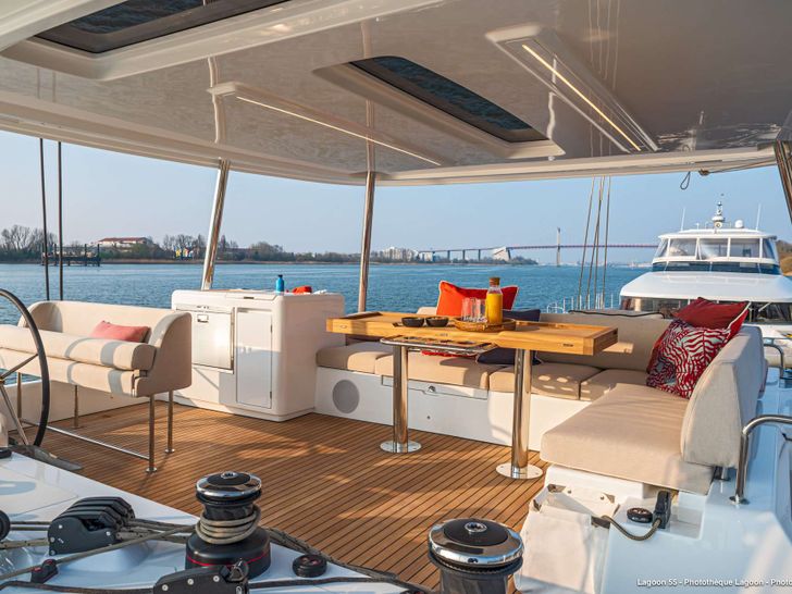 RHAPSODY II Lagoon 55 - flybridge RHAPSODY II Lagoon 55 - flybridge