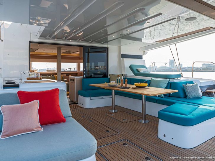 RHAPSODY II Lagoon 55 - aft deck seating RHAPSODY II Lagoon 55 - aft deck seating