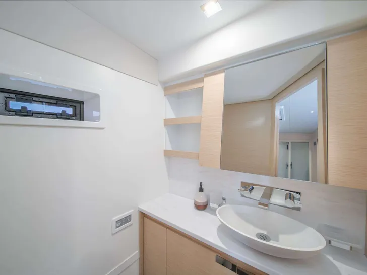 OKINAWA Fountaine Pajot Samana 59 - cabin 1 bathroom OKINAWA Fountaine Pajot Samana 59 - cabin 1 bathroom