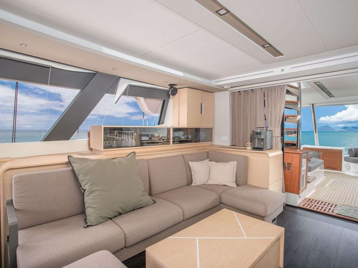 OKINAWA Fountaine Pajot Samana 59 - saloon seating OKINAWA Fountaine Pajot Samana 59 - saloon seating