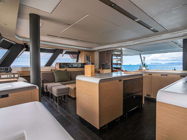 OKINAWA Fountaine Pajot Samana 59 - galley and lounge OKINAWA Fountaine Pajot Samana 59 - galley and lounge