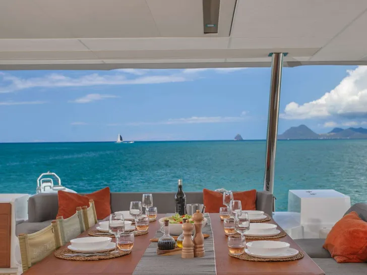 OKINAWA Fountaine Pajot Samana 59 - alfresco dining set up OKINAWA Fountaine Pajot Samana 59 - alfresco dining set up