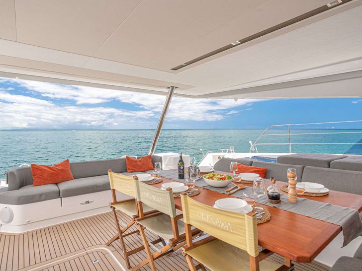 OKINAWA Fountaine Pajot Samana 59 - aft deck alfresco dining area OKINAWA Fountaine Pajot Samana 59 - aft deck alfresco dining area