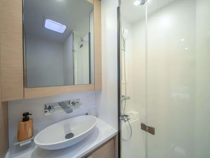 OKINAWA Fountaine Pajot Samana 59 - cabin 2 bathroom OKINAWA Fountaine Pajot Samana 59 - cabin 2 bathroom