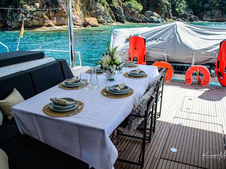 VALINOR(Mediterranean)Lagoon 55 - aft deck alfresco dining area VALINOR(Mediterranean)Lagoon 55 - aft deck alfresco dining area