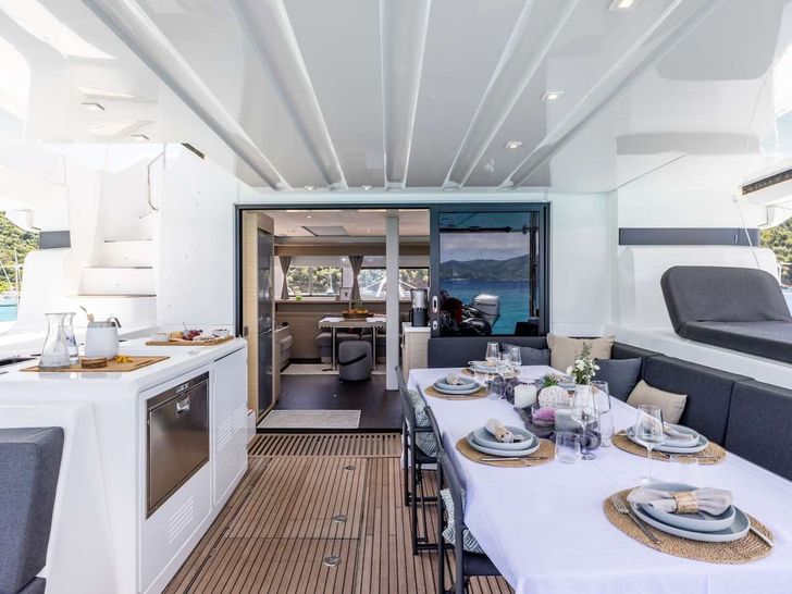 VALINOR(Mediterranean)Lagoon 55 - aft deck dining table VALINOR(Mediterranean)Lagoon 55 - aft deck dining table