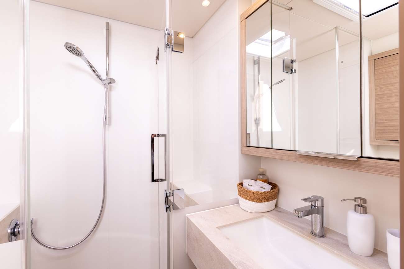 VALINOR(Mediterranean)Lagoon 55 - master cabin bathroom