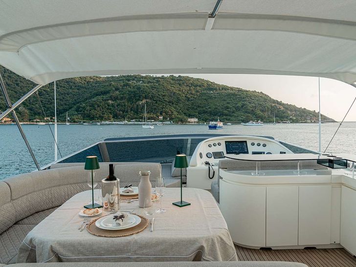 ROCK MOON Posillipo Technema 70 - flybridge dining set up ROCK MOON Posillipo Technema 70 - flybridge dining set up