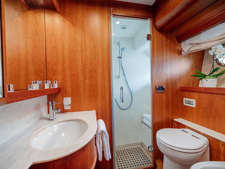 ROCK MOON Posillipo Technema 70 - master cabin bathroom ROCK MOON Posillipo Technema 70 - master cabin bathroom