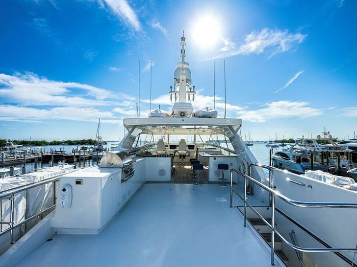 JUS CHILL'N Cheoy Lee Bravo 84 - sun deck JUS CHILL'N Cheoy Lee Bravo 84 - sun deck