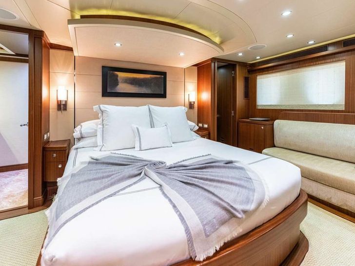 JUS CHILL'N Cheoy Lee Bravo 84 - master cabin JUS CHILL'N Cheoy Lee Bravo 84 - master cabin