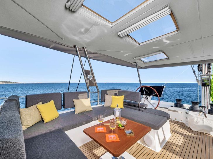 NEOW Fountaine Pajot Alegria 67 - flybridge seating NEOW Fountaine Pajot Alegria 67 - flybridge seating
