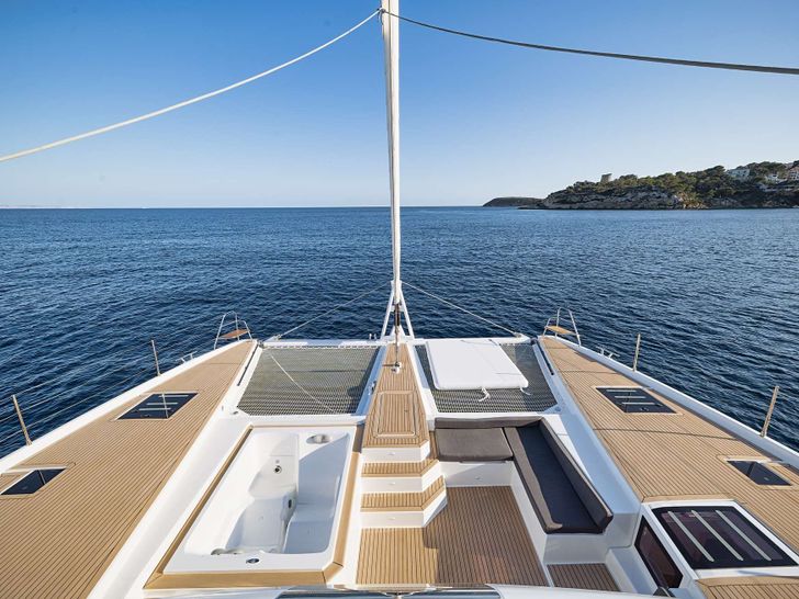 NEOW Fountaine Pajot Alegria 67 - foredeck NEOW Fountaine Pajot Alegria 67 - foredeck