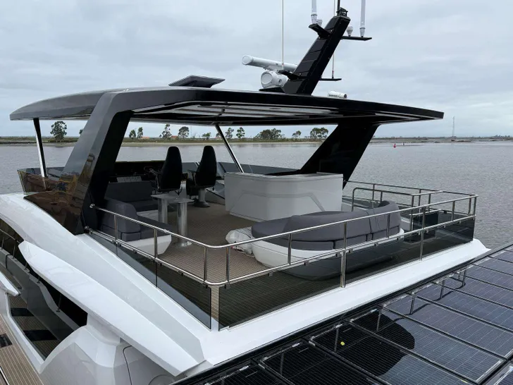 XQUISITE HYBRID Xquisite 60 Solar Power - Flybridge XQUISITE HYBRID Xquisite 60 Solar Power - Flybridge